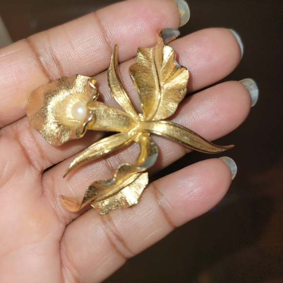 Vintage Signed BOUCHER "Orchid" Gold Plated Brooch 8377P - Picture 2 of 4